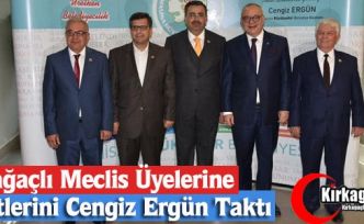 KIRKAĞAÇLI MECLİS ÜYELERİNE ROZETLERİNİ ERGÜN TAKTI
