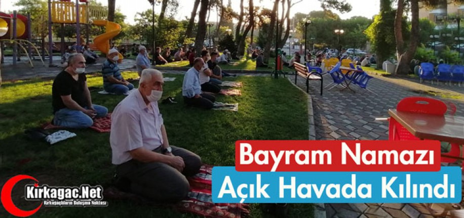 BAYRAM NAMAZI AÇIK HAVADA KILINDI