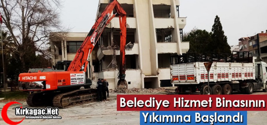 BELEDİYE HİZMET BİNASININ YIKIMINA BAŞLANDI