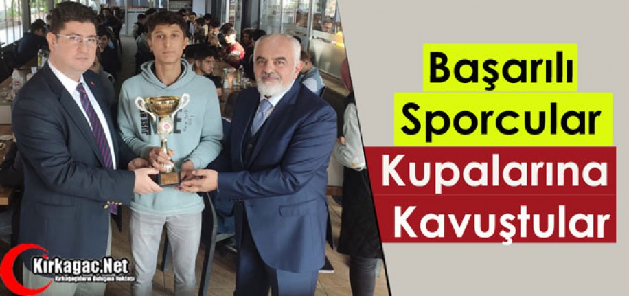 ŞAMPİYON SPORCULAR KUPALARINA KAVUŞTU