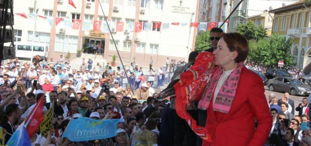 Akşener Manisa’da seçmenlerine seslendi