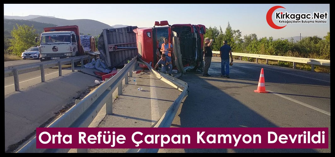 ORTA REFÜJE ÇARPAN KAMYON DEVRİLDİ