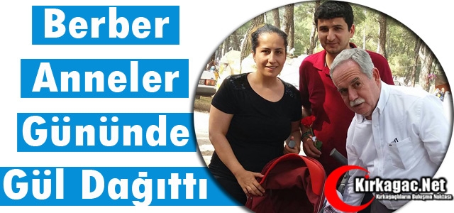 BERBER ANNELER GÜNÜNDE GÜL DAĞITTI