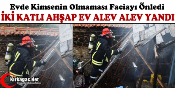 İKİ KATLI AHŞAP EV ALEV ALEV YANDI