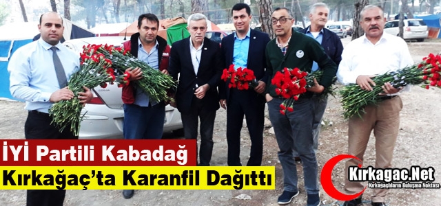 İYİ PARTİLİ KABADAĞ KIRKAĞAÇ'TA KARANFİL DAĞITTI