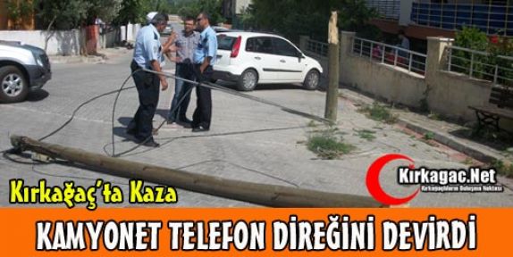 KAMYONET TELEFON DİREĞİNİ DEVİRDİ