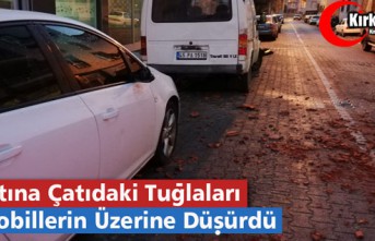 ÇATIDAN DÜŞEN TUĞLALAR OTOMOBİLE ZARAR VERDİ