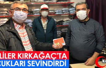 CHP'LİLER KIRKAĞAÇ'TA ÇOCUKLARI SEVİNDİRDİ