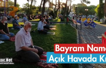 BAYRAM NAMAZI AÇIK HAVADA KILINDI