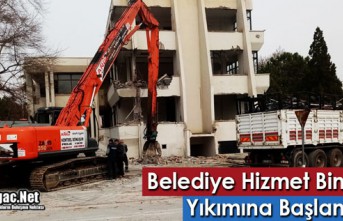 BELEDİYE HİZMET BİNASININ YIKIMINA BAŞLANDI