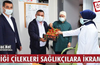 ÜRETTİĞİ ÇİLEKLERİN İLK MAHSULÜNÜ SAĞLIKÇILARA...