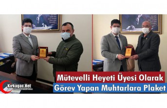 MÜTEVELLİ HEYETİ ÜYESİ OLARAK GÖREV YAPAN MUHTARLARA PLAKET