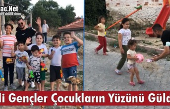 CHP’Lİ GENÇLER ÇOCUKLARIN YÜZÜNÜ GÜLDÜRDÜ