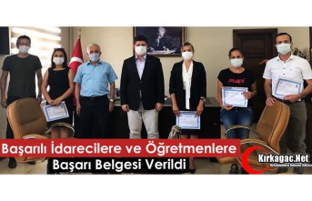 BAŞARILI İDARECİLERE ve ÖĞRETMENLERE BAŞARI BELGESİ VERİLDİ