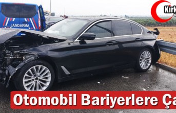 OTOBANDA OTOMOBİL BARİYERLERE ÇARPTI