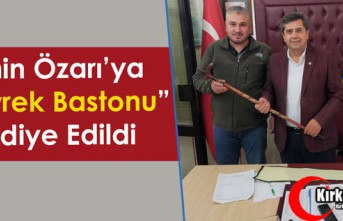 ÖZARI’YA “DEVREK BASTONU” HEDİYE EDİLDİ