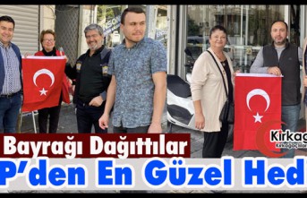 CHP’DEN EN GÜZEL HEDİYE “TÜRK BAYRAĞI”