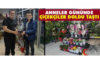 ANNELER GÜNÜNDE ÇİÇEKÇİLER DOLDU TAŞTI