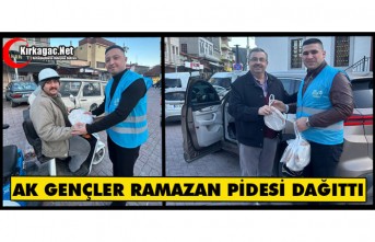 AK PARTİ GENÇLİK KOLLARI’NDAN RAMAZAN PİDESİ İKRAMI