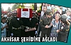 AKHİSAR ŞEHİDİNE AĞLADI