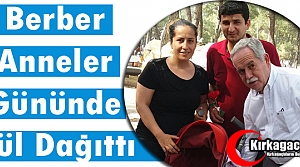 BERBER ANNELER GÜNÜNDE GÜL DAĞITTI