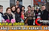 CHP'Lİ KADINLAR KARANFİL DAĞITTI