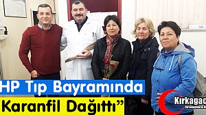 CHP’LİLER TIP BAYRAMINDA KARANFİL DAĞITTI