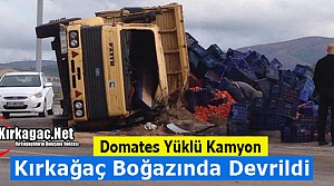 DOMATES YÜKLÜ KAMYON DEVRİLDİ