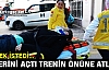 ELLERİNİ AÇTI TRENİN ÖNÜNE ATLADI