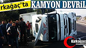 KIRKAĞAÇ’TA KAMYON DEVRİLDİ 1 YARALI