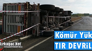 KÖMÜR YÜKLÜ TIR DEVRİLDİ