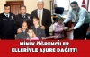 MİNİK ÖĞRENCİLER ELLERİYLE AŞURE DAĞITTI