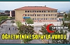 ÖĞRETMENİNE SOPAYLA VURDU