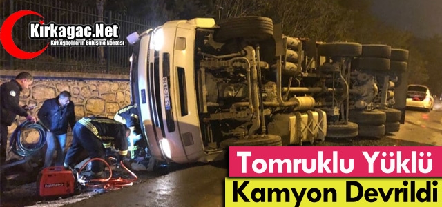 TOMRUK YÜKLÜ KAMYON DEVRİLDİ