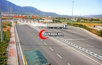 KIRKAĞAÇ’TA TIR BARİYERLERE ÇARPTI