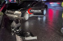 KIRKAĞAÇ’TA OTOMOBİL BARİYERLERE ÇARPTI