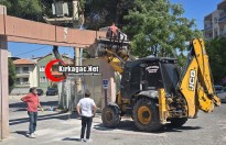KIRKAĞAÇ'TA KAMYON HASTANENİN GİRİŞ KAPISINA ÇARPTI